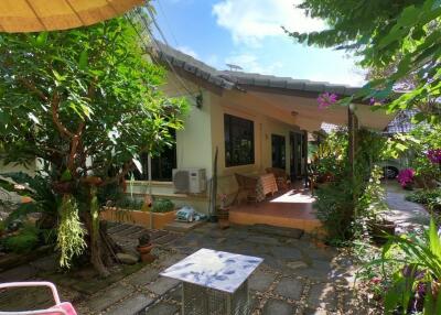 Very peaceful and quiet! Lovely 3 bedroom single storey home with a lovely and shady courtyard. Doi Saket, Chiang Mai.