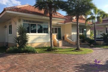 Beautiful 3 bedroom single storey pool villa with a large garden in a lovely gated community in San Kamphaeng, Chiang Mai