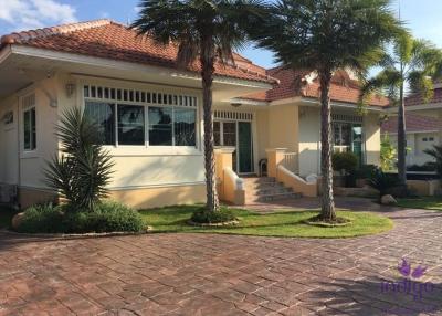 Beautiful 3 bedroom single storey pool villa with a large garden in a lovely gated community in San Kamphaeng, Chiang Mai