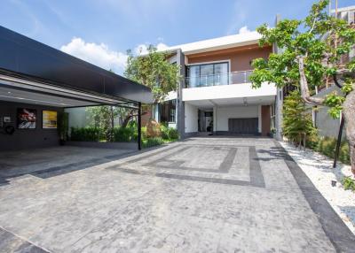 Exquisite Pool Villa: Futuristic Luxury Amidst Chiang Mai’s Historic Charm
