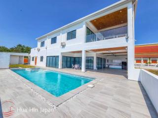 Newly Completed Modern 5 Bedroom Pool Villa with Great View, 15 min South of Hua Hin