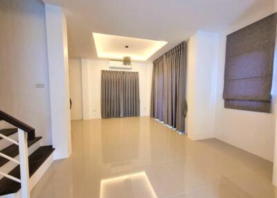 Uraiwan Grand Villa Pattaya House For Sale