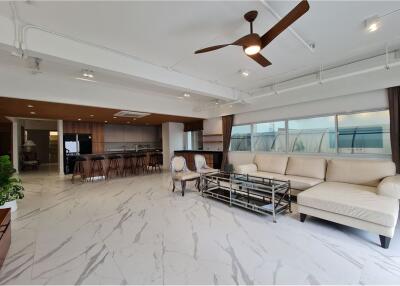 Newly Renovated 3 Bedrooms with Open Kitchen at 33 Tower: A Modern Haven for Comfort and Style - 920071001-12037