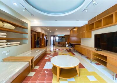 Newly Renovated 2 Bedroom Apartment with Balcony Near BTS Phromphong - Pet Friendly!