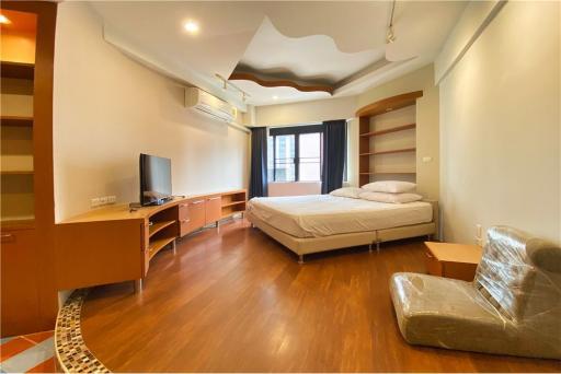 Newly Renovated 2 Bedroom Apartment with Balcony Near BTS Phromphong - Pet Friendly!