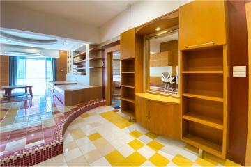 Newly Renovated 2 Bedroom Apartment with Balcony Near BTS Phromphong - Pet Friendly!