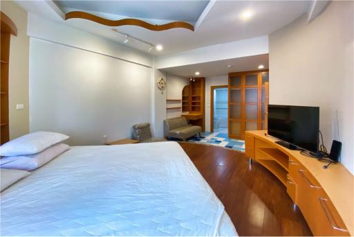 Newly Renovated 2 Bedroom Apartment with Balcony Near BTS Phromphong - Pet Friendly!