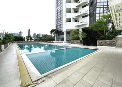 Discover the Perfect Condominium with Easy Access to BTS Thonglor and Sukhumvit Area, Featuring a Spacious Closed Kitchen and Just a Short 10-Minute Stroll to BTS Thonglor!