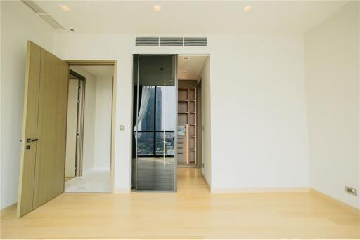 Prime Location at Monument Thong Lor Condo: Unfurnished Room in CBD Offers Unbeatable Convenience in Bangkok