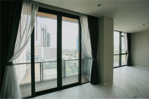 Prime Location at Monument Thong Lor Condo: Unfurnished Room in CBD Offers Unbeatable Convenience in Bangkok