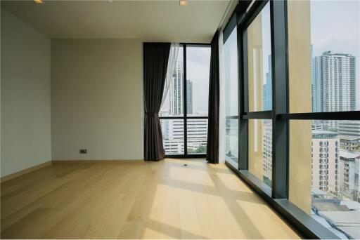 Prime Location at Monument Thong Lor Condo: Unfurnished Room in CBD Offers Unbeatable Convenience in Bangkok