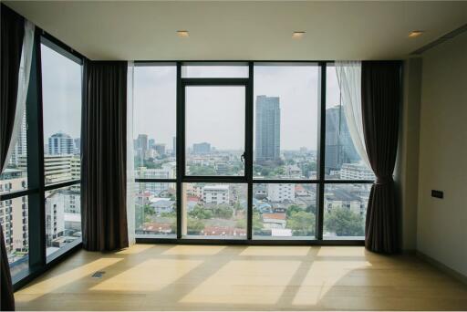 Prime Location at Monument Thong Lor Condo: Unfurnished Room in CBD Offers Unbeatable Convenience in Bangkok