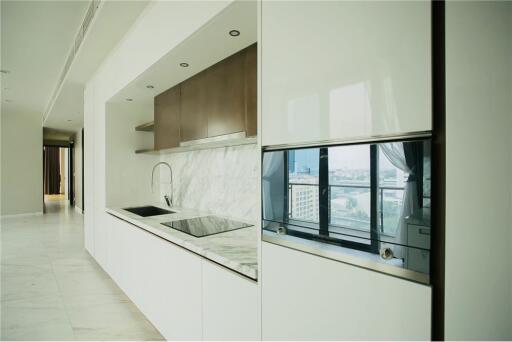 Prime Location at Monument Thong Lor Condo: Unfurnished Room in CBD Offers Unbeatable Convenience in Bangkok