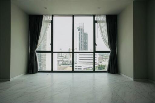 Prime Location at Monument Thong Lor Condo: Unfurnished Room in CBD Offers Unbeatable Convenience in Bangkok