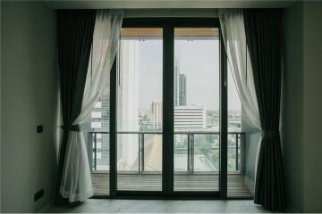 Prime Location at Monument Thong Lor Condo: Unfurnished Room in CBD Offers Unbeatable Convenience in Bangkok