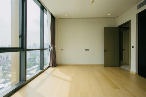 Prime Location at Monument Thong Lor Condo: Unfurnished Room in CBD Offers Unbeatable Convenience in Bangkok