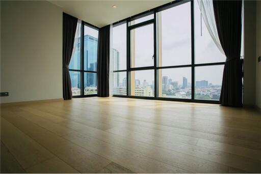 Prime Location at Monument Thong Lor Condo: Unfurnished Room in CBD Offers Unbeatable Convenience in Bangkok