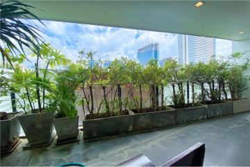 อพาร์ทเมนต์ 4 ห้องนอนขนาดกว้างขวางใน Sathorn พร้อมระเบียงสวน - มีให้เช่า -