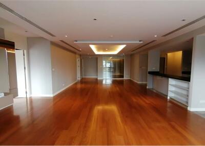 Condo for rent huge balcony  3+1 bedrooms La Citta Thonglor Soi 8