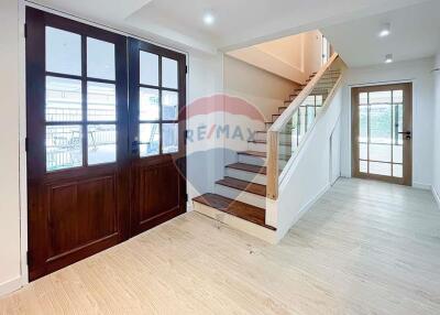 For Sale brand new house open plan with natural light 4 bedrooms in secure compound Sukhumvit 71