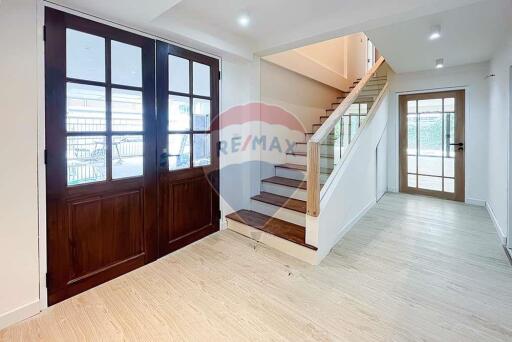 For Sale brand new house open plan with natural light 4 bedrooms in secure compound Sukhumvit 71