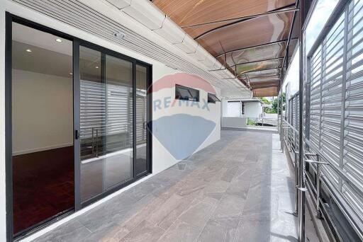 For Sale brand new house open plan with natural light 4 bedrooms in secure compound Sukhumvit 71