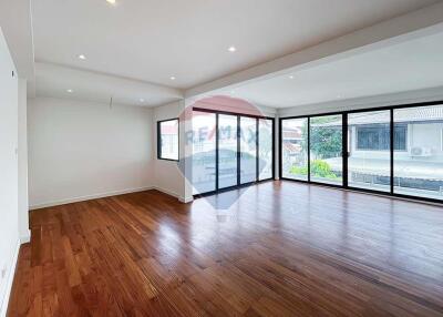 For Sale brand new house open plan with natural light 4 bedrooms in secure compound Sukhumvit 71