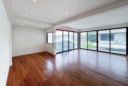 For Sale brand new house open plan with natural light 4 bedrooms in secure compound Sukhumvit 71