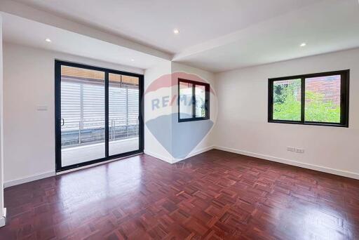 For Sale brand new house open plan with natural light 4 bedrooms in secure compound Sukhumvit 71