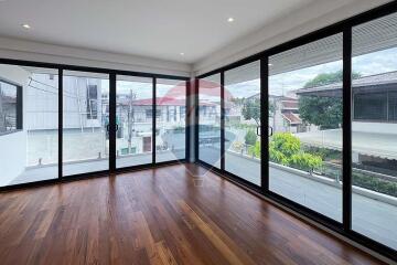 For Sale brand new house open plan with natural light 4 bedrooms in secure compound Sukhumvit 71