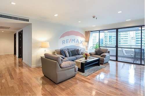 For Rent Spacious new renoavted 4 bedrooms with balcony in Sukhumvit 16 close to Park