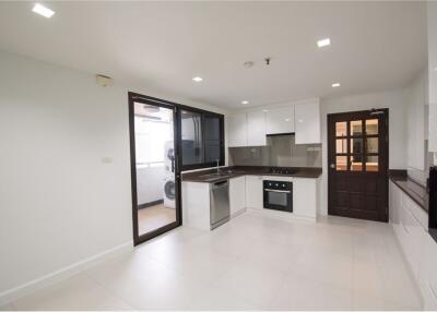 For Rent Spacious new renoavted 4 bedrooms with balcony in Sukhumvit 16 close to Park