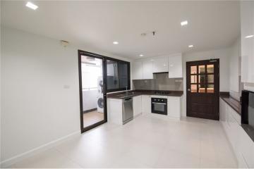 For Rent Spacious new renoavted 4 bedrooms with balcony in Sukhumvit 16 close to Park