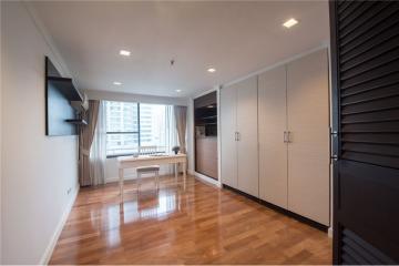 For Rent Spacious new renoavted 4 bedrooms with balcony in Sukhumvit 16 close to Park