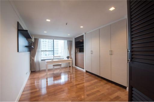 For Rent Spacious new renoavted 4 bedrooms with balcony in Sukhumvit 16 close to Park