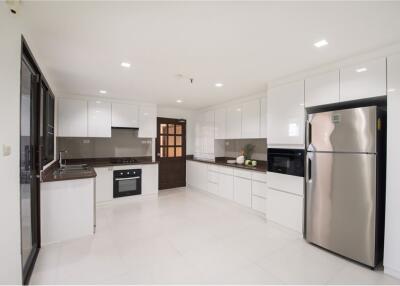 For Rent Spacious new renoavted 4 bedrooms with balcony in Sukhumvit 16 close to Park