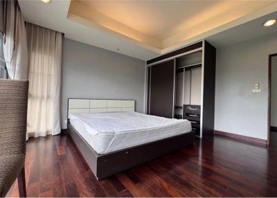 Pet-friendly townhouse 4 bedrooms with share pool in secure compound Soi Soonvijai.