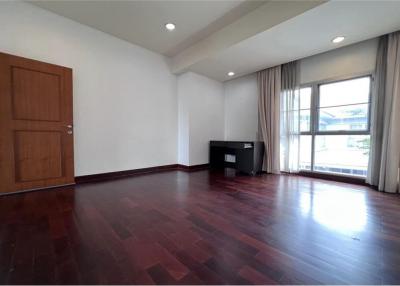 Pet-friendly townhouse 4 bedrooms with share pool in secure compound Soi Soonvijai. - 920071001-11979