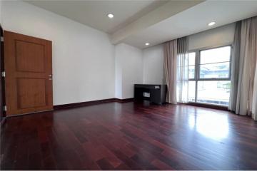 Pet-friendly townhouse 4 bedrooms with share pool in secure compound Soi Soonvijai. - 920071001-11979