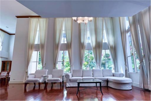 For rent townhouse 4 bedrooms in private compound Sukhumvit 55 ( Thong-Lor )