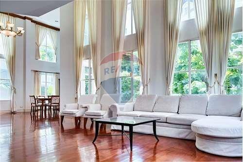 For rent townhouse 4 bedrooms in private compound Sukhumvit 55 ( Thong-Lor ) - 920071001-11975