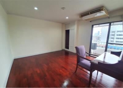 For Rent Pet Friendly Spacious 3+1 Bedrooms in Sukhuvmit 39 - 920071001-11970