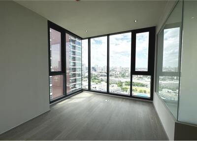 A contemporary luxury unit with an effortlessly accessible condominium to BTS Thonglor.