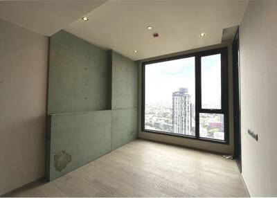 A contemporary luxury unit with an effortlessly accessible condominium to BTS Thonglor.