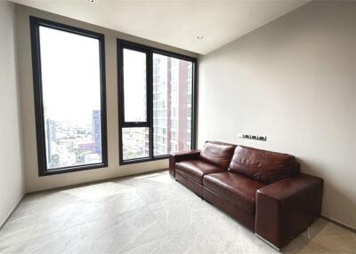 A contemporary luxury unit with an effortlessly accessible condominium to BTS Thonglor.