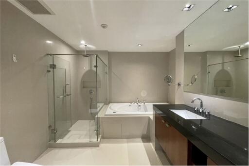 3 bedrooms for rent at BTS Ploenchit