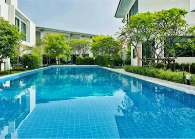 For rent brand new house 3 bedrooms with swimming pool in Sukhumvit 71.