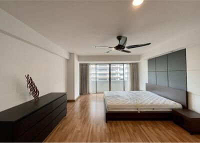 Newly Renovated Spacious 3BR Unit with Lake View Near BTS Asoke