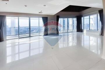 For Sale with Tenant: Stunning Duplex Penthouse with Panoramic Views in Baan Rajprasong