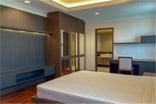 4 bed 4 baht for rent duplex style BTS Ploenchit